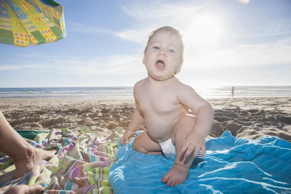 Retroiluminación bebé en la playa — Foto de Stock