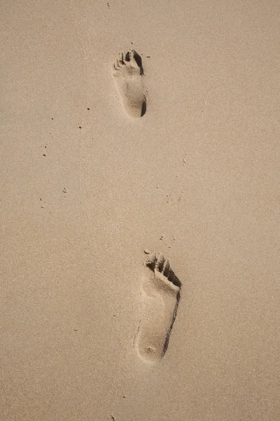 Ambos os pés pegadas na praia de areia — Fotografia de Stock