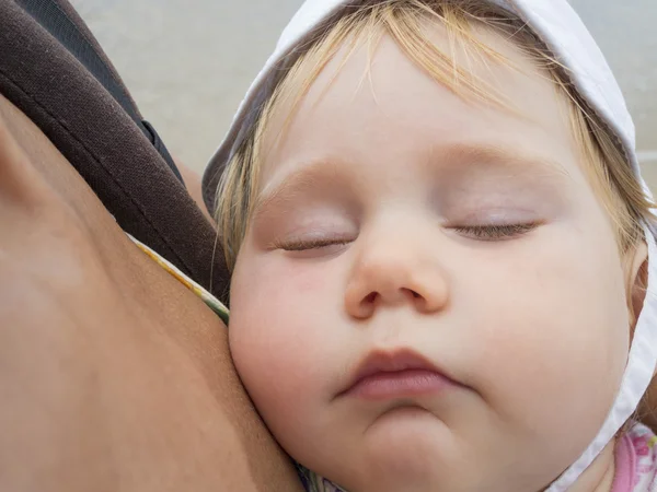 Beyaz şapka bebek uyku kapatmak — Stok fotoğraf