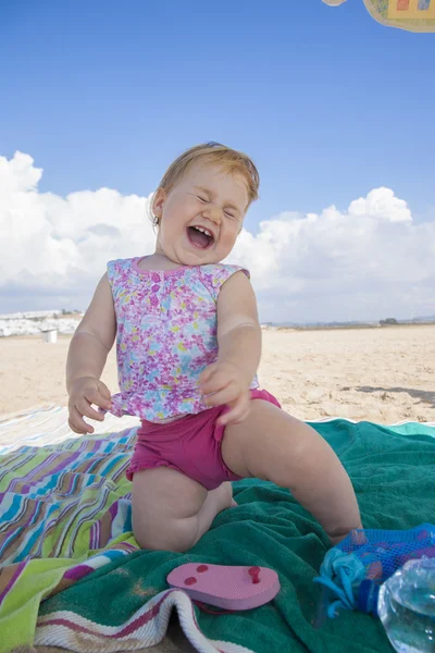 Šťastné dítě na plážový ručník — Stock fotografie