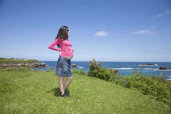 Pink pregnant woman at meadow — Stock Photo, Image