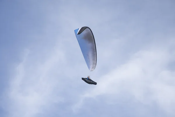 空気中の白のパラグライダー — ストック写真