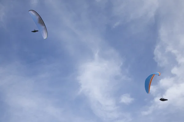 Två symmetriska paragliders — Stockfoto