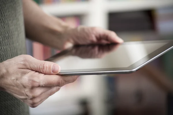 Manos de mujer con tableta — Foto de Stock