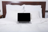 prázdná obrazovka notebooku na posteli