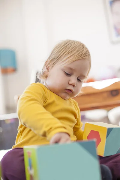 Bebê jogando caixas de cor — Fotografia de Stock