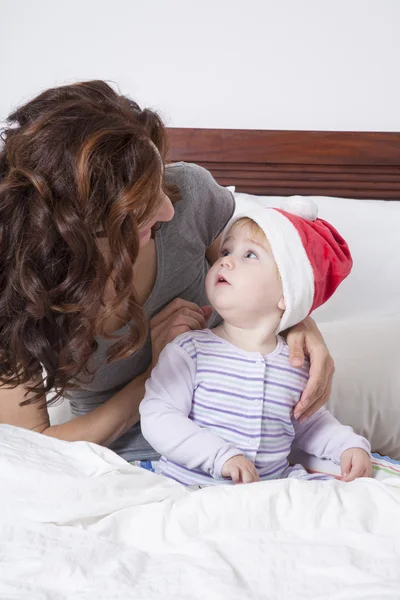 Bebê Papai Noel e mãe — Fotografia de Stock