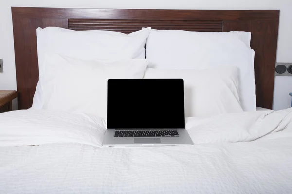 Leerer Bildschirm Laptop auf dem Bett — Stockfoto