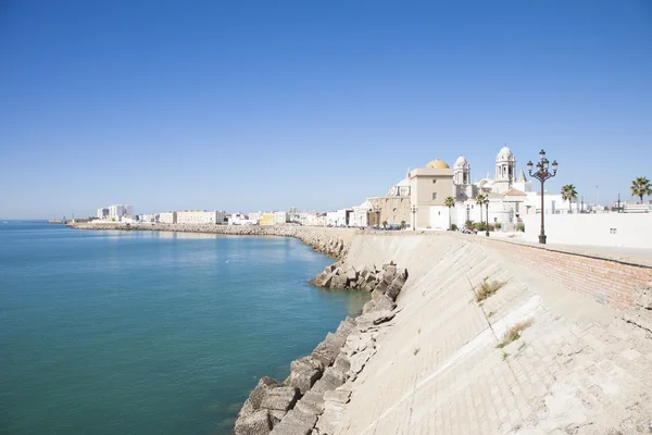 Ciudad de Cádiz frente al mar —  Fotos de Stock