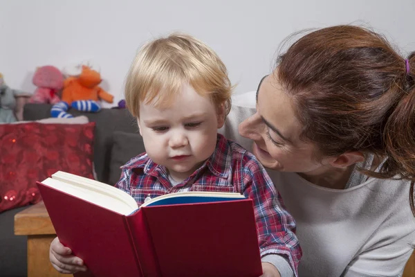 Mãe e bebê leitura — Fotografia de Stock