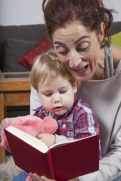 Mãe lendo conto para bebê — Fotografia de Stock