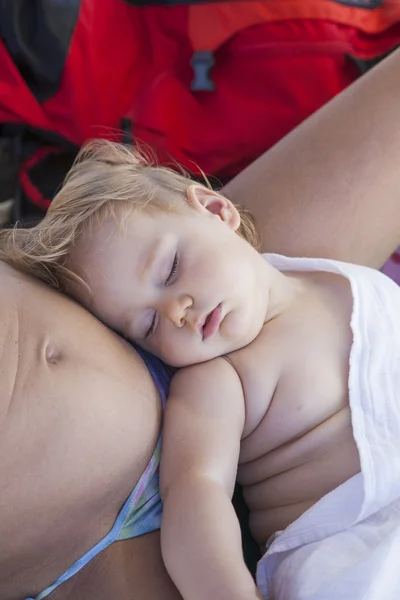 Baby sleeping above mom tummy — Stock Photo, Image