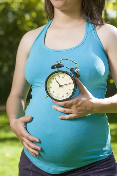 Blå skjorta gravid nedräkning — Stockfoto