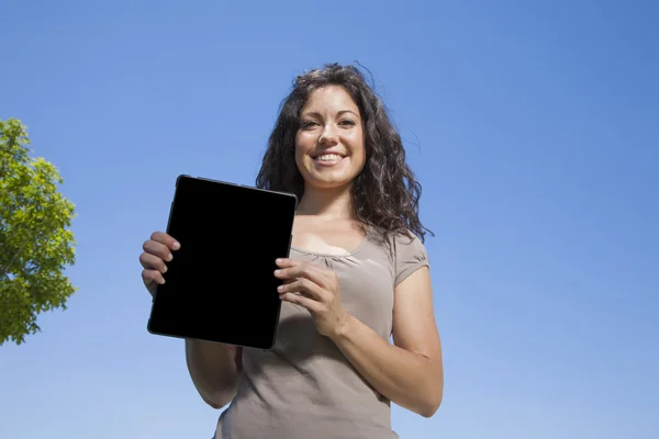 Mujer mostrando tableta de pantalla — Foto de Stock