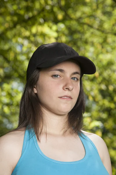 Mujer joven con gorra —  Fotos de Stock