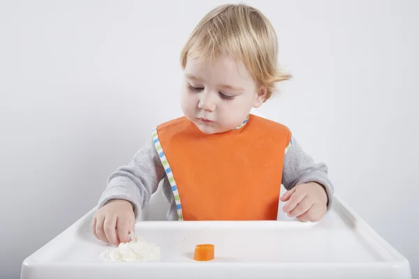Bebê comer arroz e cenoura — Fotografia de Stock