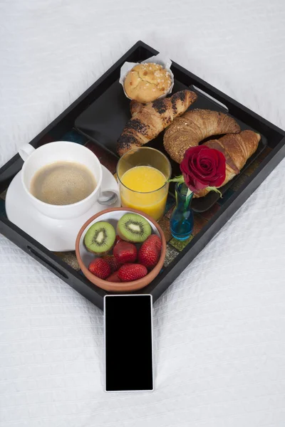 아침 식사와 침대에 스마트폰 — 스톡 사진