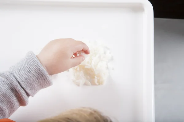 Mano sobre arroz — Foto de Stock