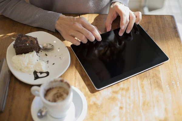 Escribir en la pantalla en blanco tableta desayuno — Foto de Stock