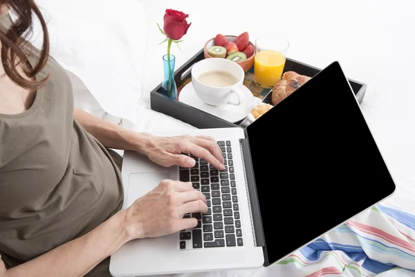 Woman hands typing and breakfast — Stock Photo, Image