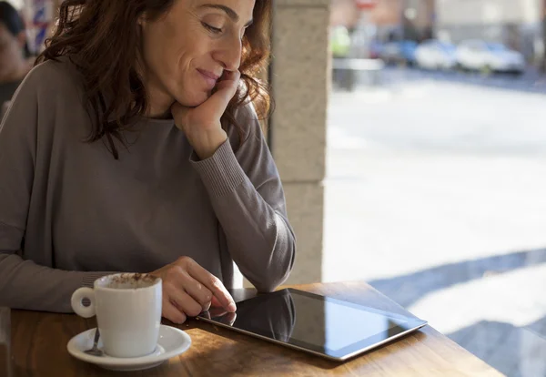 Tableta de mujer en la cafetería horizontal — Foto de Stock