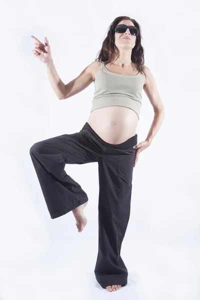 Smiling pregnant woman pointing — Stockfoto