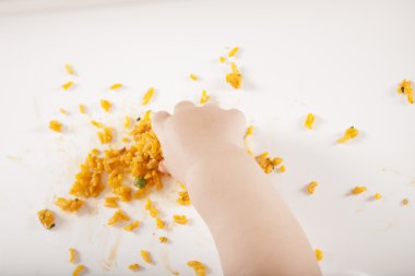 Sarı pirinç alarak el