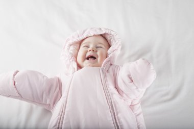 gülen bebek yüzüne pembe snowsuit