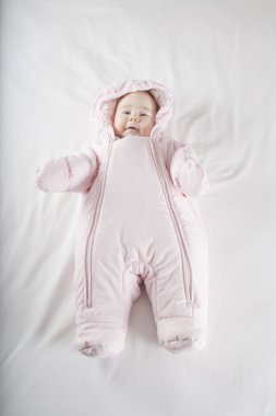 pembe snowsuit bebek yatakta