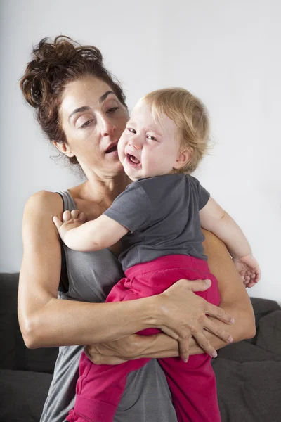 Baby crying in mom arms — Stock Photo, Image