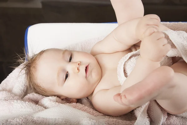 Baby op handdoek — Stockfoto