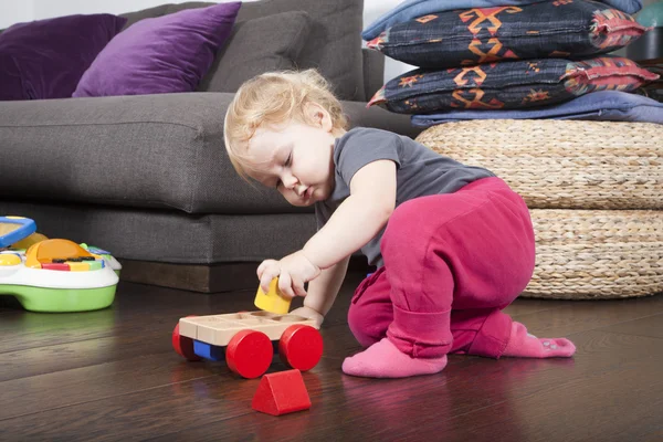 Dziecko bawiące się zabawkami — Zdjęcie stockowe