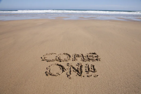 Kom op tekst in zand strand — Stockfoto