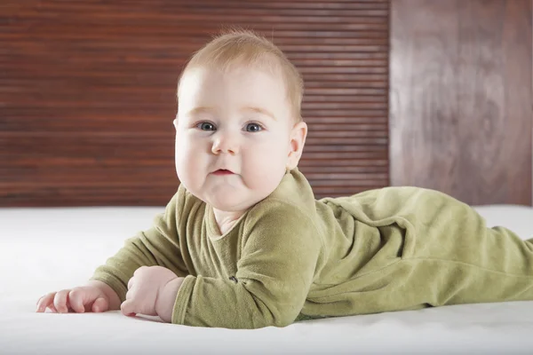 Söt baby på sängen och titta — Stockfoto