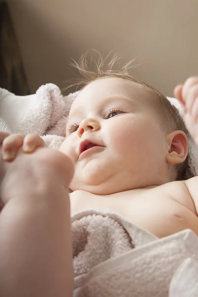 Gezicht van baby liggend op een handdoek — Stockfoto