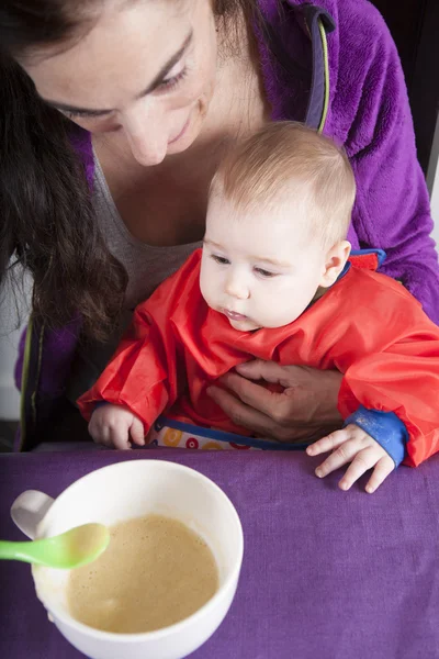 Mãe e bebê comendo — Fotografia de Stock