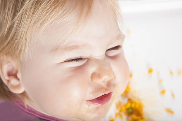 Sobrecarga sorrindo bebê comendo — Fotografia de Stock