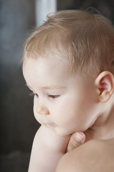 Lado de cara de bebê loira — Fotografia de Stock