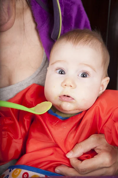 Sorprendido bebé comer —  Fotos de Stock