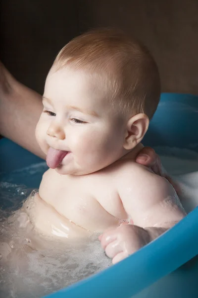 Kilóg a nyelv baba mosás Jogdíjmentes Stock Fotók