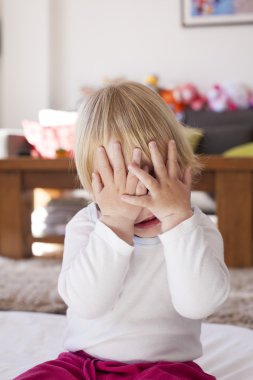 yüzünü kaplayan bebek eller
