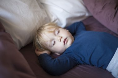 yüz bebek uyku minderler arasında