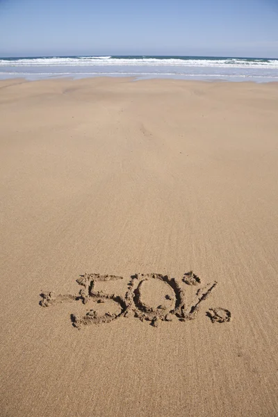 50 Prozent Rabatt am Sandstrand — Stockfoto