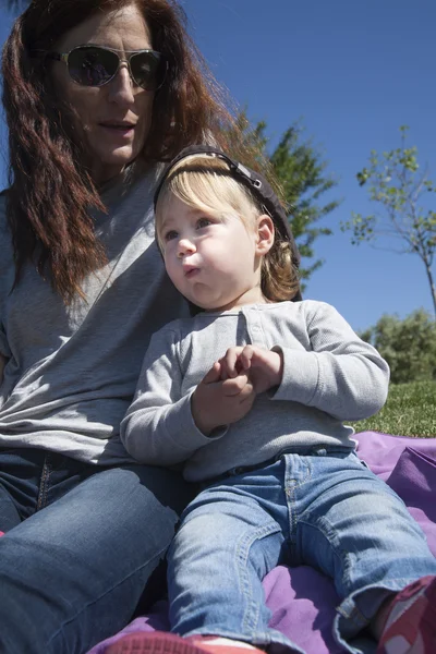 Bebek ve anne parkta yemek — Stok fotoğraf