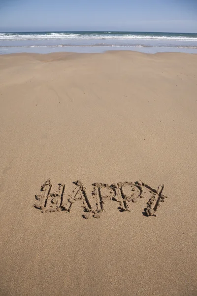 Texto feliz en la playa de arena — Foto de Stock