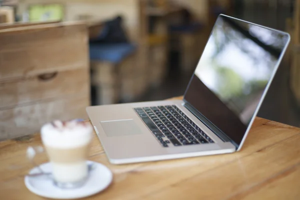 Computer portatile in caffè — Foto Stock