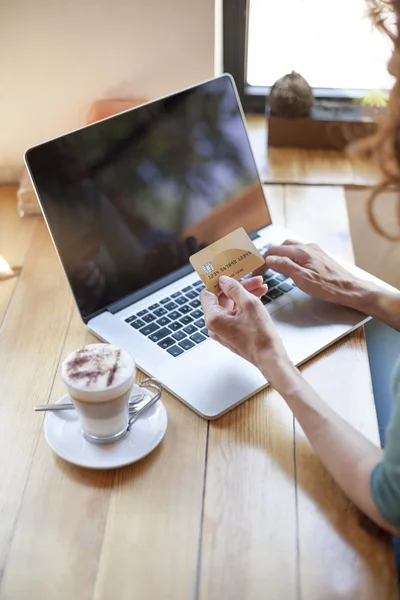Pagar con tarjeta de crédito en internet — Foto de Stock