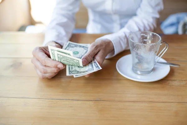Bereid om te betalen koffie met dollar bankbiljetten — Stockfoto