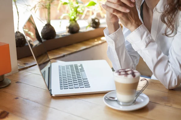 Denken vor dem Laptop — Stockfoto