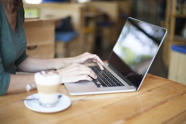 Digitando laptop no café — Fotografia de Stock